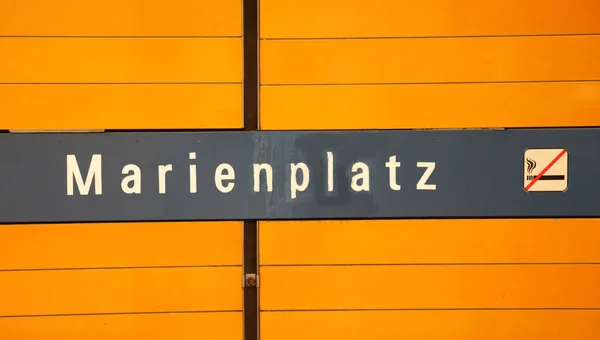 Text Marienplatz Yellow Background Underground Metro Stop Munich Germany — Stock Photo, Image
