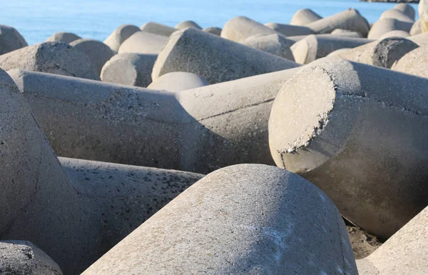 Большие Бетонные Поломки Защиты Пляжа Штормовых Волн — стоковое фото