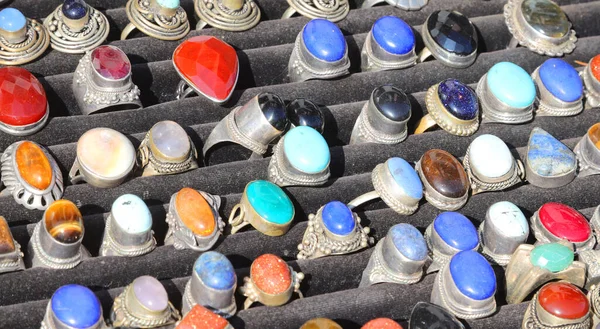 Mnoho Starožitných Stříbrných Prstenů Drahokamy Minerály Prodej — Stock fotografie