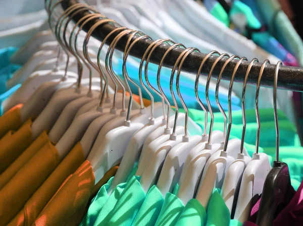 Πολλές Κρεμάστρες Παλτό Κρεμαστά Ρούχα Προς Πώληση Στο Στάβλο Ρούχων — Φωτογραφία Αρχείου