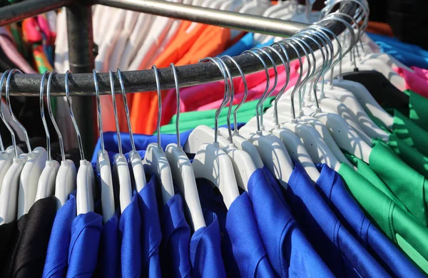 Roupas Aventais Azuis Para Jardim Infância Escola Primária Pendurados Rack — Fotografia de Stock