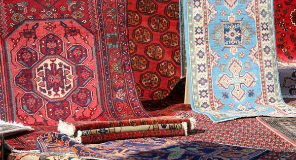 屋外市場で販売のための多くの織り中東ウールラグと屋台 — ストック写真