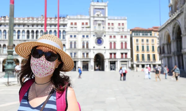 Bonito Jovem Turista Mulher Com Máscara Cirúrgica Veneza Ilha Itália — Fotografia de Stock