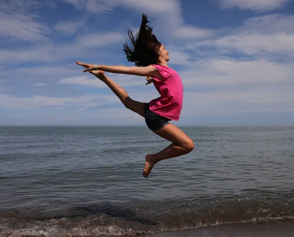 Chica Atlética Joven Hace Salto Muy Alto Gimnasia Rítmica Junto — Foto de Stock