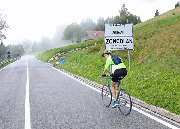 Young Sporty Boy Pedaling Cycling Bike Sign Indicating Locality Zoncolan — Stock Photo, Image
