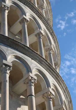 İtalya 'nın orta kesiminde Toskana bölgesinde aynı isimdeki Pisa Kulesi' nin ayrıntıları