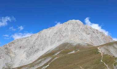 Orta İtalya 'nın Abruzzo bölgesinde Gran Sasso adı verilen Beyaz Dağlar