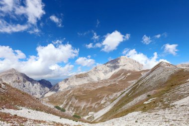 İtalya 'nın orta kesimindeki Abruzzo bölgesinde Gran Sasso adı verilen vadi ve dağlar.