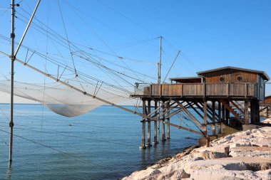 Büyük balıkçı kulübesi ve İtalya 'daki Adriyatik Denizi' nde balık ve kabukluları yakalamak için devasa ağlar.