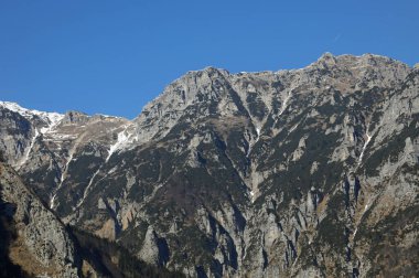 Kuzey İtalyanca Veneto Bölgesi 'nde Monte Pasubio adlı dağlar ve RIFUGIO PAPA adlı alpin kulübesi.