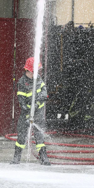 Feuerwehrmann Versprüht Bei Übung Feuerwehrhaus Viel Weißen Schaum — Stockfoto