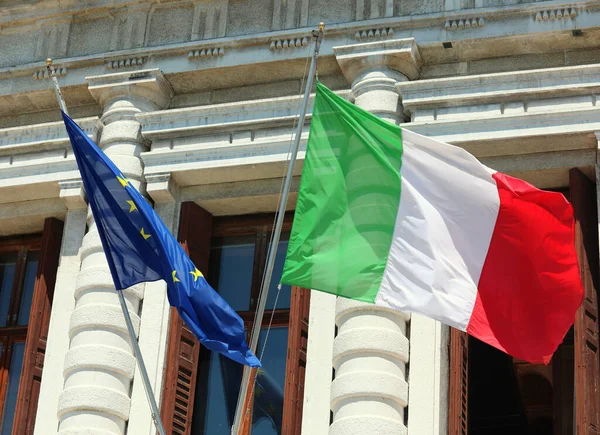 Flagi Włoskie Europejskie Powiewające Poza Budynkiem Rządu Podczas Międzynarodowego Spotkania — Zdjęcie stockowe