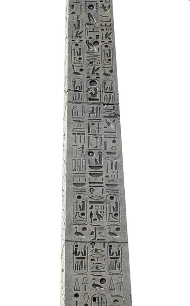 Древнеегипетский Обелиск Выгравированными Иероглифами Белом Фоне — стоковое фото