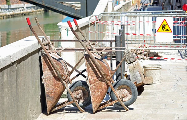 Due Carriole Senza Persone Nel Cantiere Stradale Durante Sciopero Dei — Foto Stock