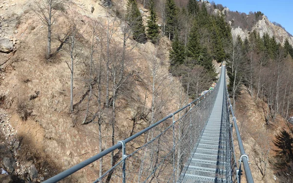 Lange Hängebrücke Aus Edelstahl Ohne Menschen Den Bergen Italien — Stockfoto