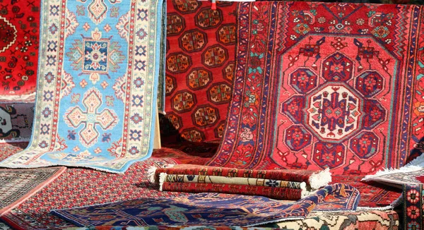 Décrochage Avec Nombreux Tapis Tissés Laine Précieuse Moyen Orient Vendre — Photo