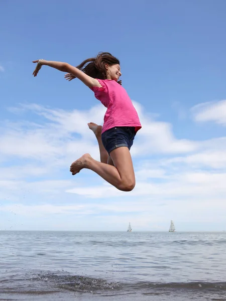 Młoda Dziewczyna Zrobić Bardzo Wysoki Skok Wybrzeżu Symbol Radości Optymizmu — Zdjęcie stockowe