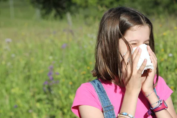 春の屋外で花粉症で鼻を冷やした若い白人女の子 — ストック写真