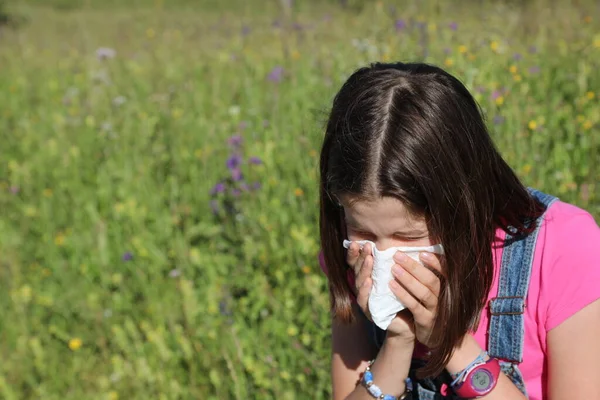 Jovem Menina Soprando Nariz Para Frio Devido Alergia Pólen — Fotografia de Stock