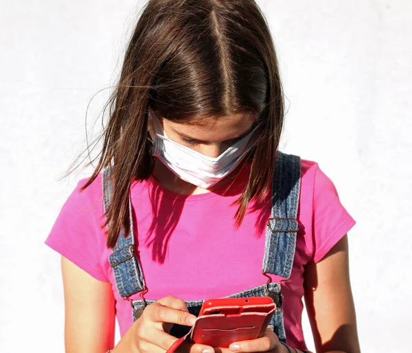 Νεαρή Κοπέλα Κατά Χρήση Κόκκινο Smartphone Λευκό Φόντο — Φωτογραφία Αρχείου