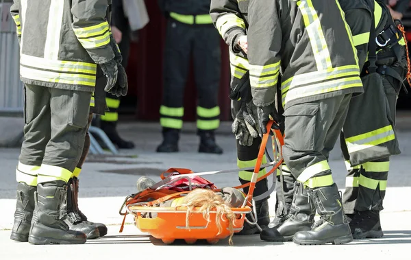 Nosze Transportu Rannych Strażą Pożarną Podczas Akcji Ratunkowej Wypadku Drogowym — Zdjęcie stockowe