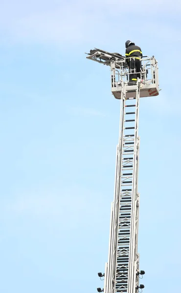 Corajoso Bombeiro Que Salva Pessoa Ferida Usando Caminhão Com Caminhão — Fotografia de Stock