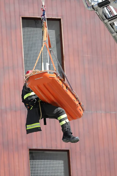 Носилки Транспортировки Раненых Пожарным Время Спасательной Операции Висящей Кране — стоковое фото