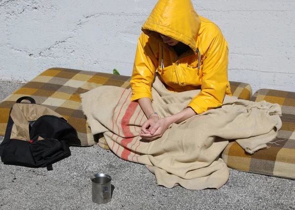 Φτωχός Νεαρός Ζητιάνος Κάθεται Ένα Βρώμικο Στρώμα Κουβέρτες Ενώ Ζητιανεύει — Φωτογραφία Αρχείου