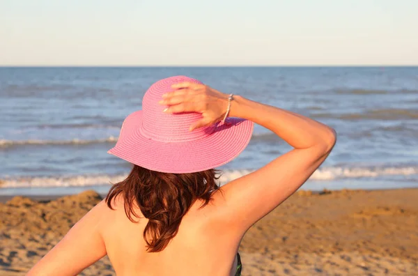 Frau Mit Lila Strohhut Auf Dem Kopf Strand Meer Sommerurlaub — Stockfoto