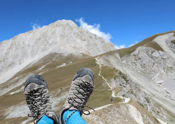 意大利中部阿布鲁佐地区的白山叫大沙索 还有两只鞋子 — 图库照片