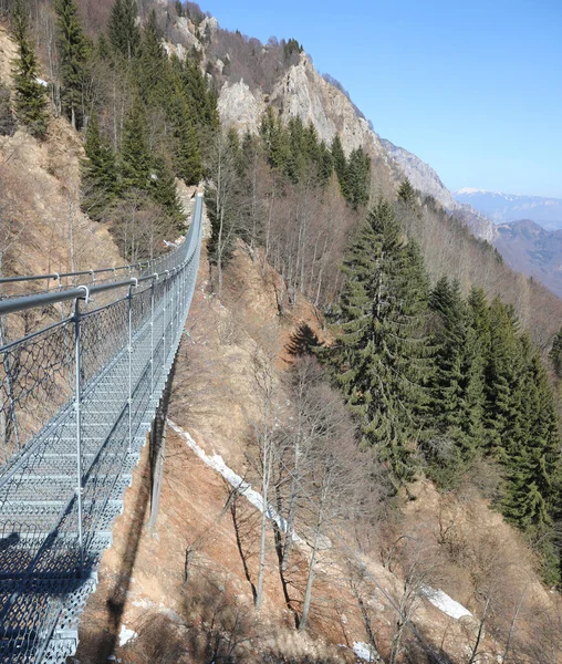 在没有人的情况下 冬季连接山脊的青藏长桥 — 图库照片