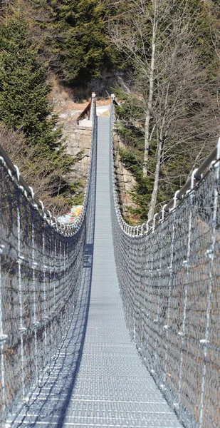 Lange Hängebrücke Mit Stabilen Stahlseilen Zur Verbindung Der Beiden Bergrücken — Stockfoto