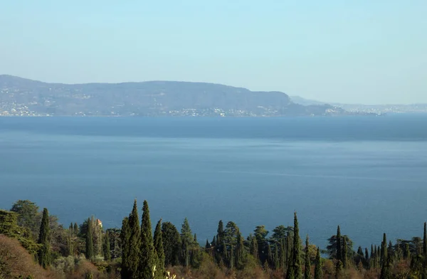 Panorama Lago Garda Com Montanhas Atingindo Costa Itália — Fotografia de Stock