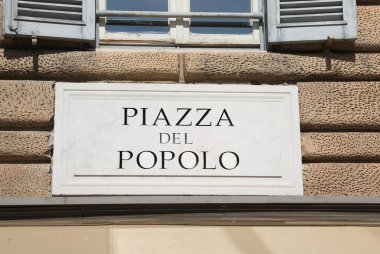 Büyük yazılı Piazza del Popolo, İtalya 'nın Roma başkentinin ana meydanı olan İtalyan dilinde insanların karesi anlamına gelir.