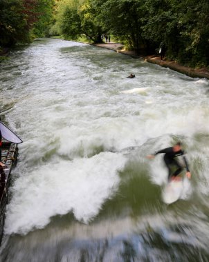 Eisbach, Almanya 'nın Münih şehrinde dalgalarda sörf yapabileceğiniz bir nehirdir.