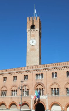 Kuzey İtalya 'daki Veneto Bölgesi Treviso şehrinin ana meydanında saat kulesi.