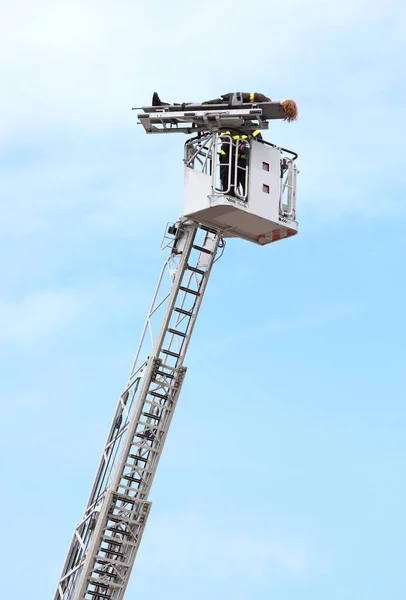 Firefighter Who Saves Injured Person Using Truck Long Ladder Truck — Stock Photo, Image