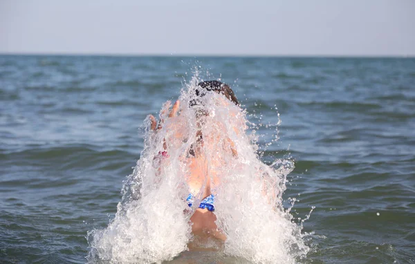 Söt Ung Kaukasisk Flicka Leker Havet Vatten Gör Stänk Och — Stockfoto