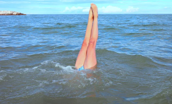 Молода Дівчина Довгими Худими Ногами Головою Під Водою Влітку — стокове фото