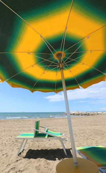 Unter Einem Großen Sonnenschirm Strand Sommer Ohne Menschen — Stockfoto