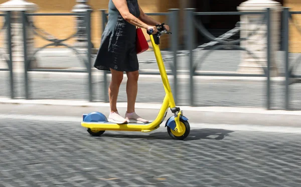 Jonge Vrouw Loopt Snel Elektrische Scooter Het Centrum Van Stad — Stockfoto