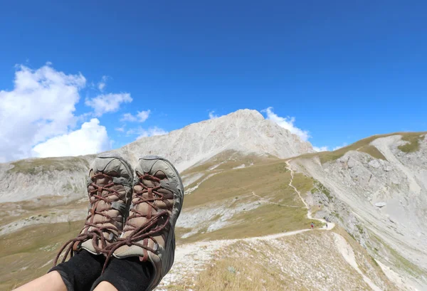 Två Vandringsskor Och Panorama Över Gran Sasso Det Stora Berget — Stockfoto