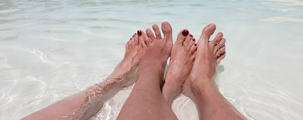 Quatro Pés Par Amantes Sua Lua Mel Relaxante Beira Piscina — Fotografia de Stock