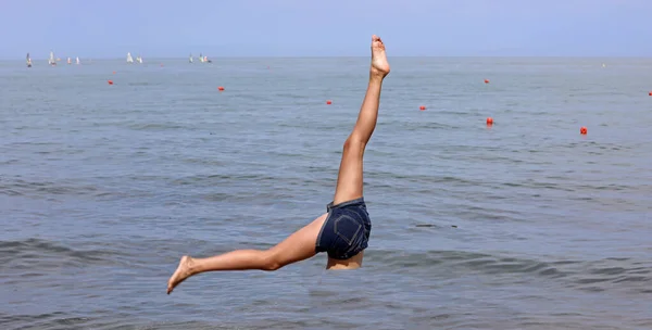 Dwie Nogi Sportowca Wodzie Morskiej Podczas Ćwiczeń Gimnastycznych Bezdechu Lecie — Zdjęcie stockowe