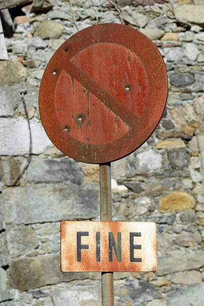 イタリア語で終わりを意味するテキストFinと錆びた道路標識 — ストック写真