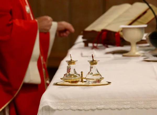 Małe Szklane Ampułki Podczas Celebracji Mszy Ksiądz Czytający Świętą Biblię — Zdjęcie stockowe