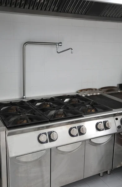 Große Herde Der Industrieküche Mit Edelstahlschränken Und Einem Wasserhahn Die — Stockfoto