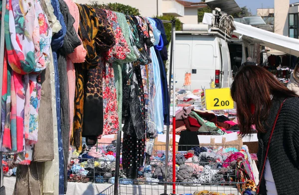 Mujer Buscando Ropa Mercado Aire Libre Puesto Domingo — Foto de Stock
