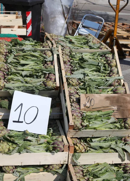 Pudełka Dużymi Zielonymi Karczochami Etykieta Ceną Sprzedaży Boksie Rynku Owoców — Zdjęcie stockowe