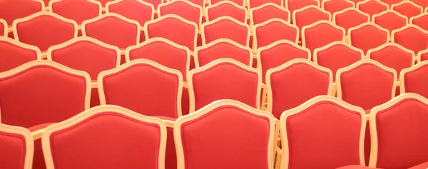 没有人的古代剧场的一系列红色天鹅绒座位 — 图库照片